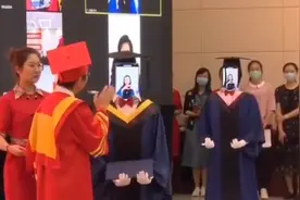 南邮研究生毕业典礼机器人代替十学生拨穗领学位证！学生参与制作图片