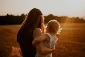 妈妈给儿子下跪一小时，震惊朋友圈：跪着的父母，养不出站着的孩子图片