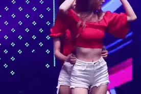 下黑手？韩女团成员表演时疑故意改动作抓伤队友图片