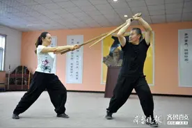 济南教师夫妻恋上舞剑图片