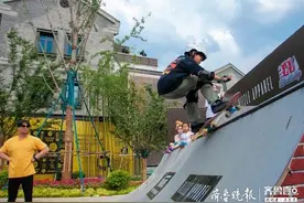 滑板少年图片