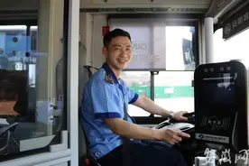 点赞！合肥这名公交司机临时“脱岗”搀扶老人过马路图片