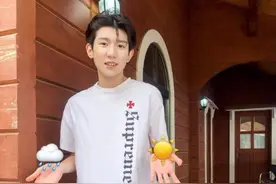 王源收工晒近照 背头造型搭白T恤清爽帅气图片