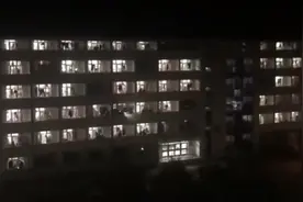 点亮宿舍楼！高校毕业生凌晨大合唱，看哭网友图片