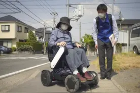 日本推出电动轮椅免费租借服务 方便老年人外出图片