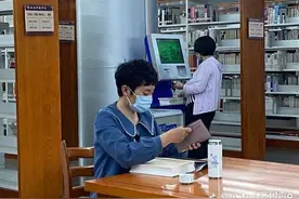 泰安市图书馆全面恢复开馆，入馆需佩戴口罩，每桌限坐两人图片