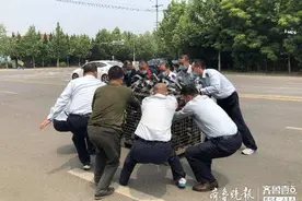 货车风扇叶掉落变“拦路虎”，公交司机合力帮捡拾排险图片