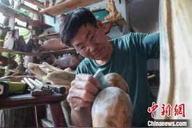 花甲手工木艺人匠心逐梦：精雕细琢 分毫必较图片