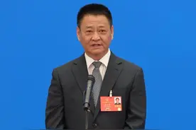 周义哲代表：靠大家来努力让天更蓝 水更清 树更绿图片