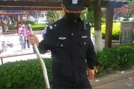 青岛市北区街头现一米多长的蛇 辅警干脆利落地将其抓住图片