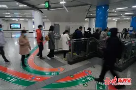 京港地铁提前启动防汛工作，将视雨情为乘客发放一次性雨衣图片