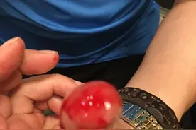 外出用餐竟遇这等“倒霉”事！大拇指被破损的杯子割破，鲜血直流图片