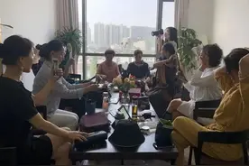 背影看看只有30岁！杭州这群阿姨一出场，整个街区都亮了图片