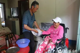陕西镇坪好丈夫照顾瘫痪妻子20年图片