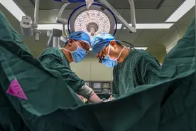 杭州这些人给在孕妈妈肚子里的胎儿动手术：宝宝别动，我们来救你图片