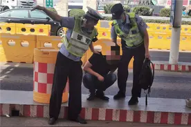 男子开车途中腹痛难忍，南京高速交警仅用4分钟将其送达医院图片