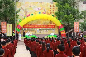 青岛嘉峪关学校复学 为学生送上复学通知书、手绘卡等特殊礼物图片