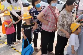 幼儿园为小朋友定制防护帽小黄帽，园长：能防晒又有防护作用图片