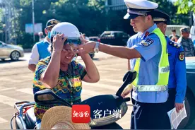 发“广告”、赠头盔 海口交警推进“一盔一带”安全守护行动图片