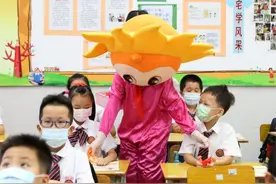 “期末考试别太难！”广州60万小学生返校，小豆丁脸上写满小问号图片