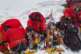 登山——影像见证珠峰攀登60年图片