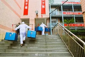 感动！3名“餐师傅”甘当挑山工：负重百斤、拾级千层为复课师生送饭图片