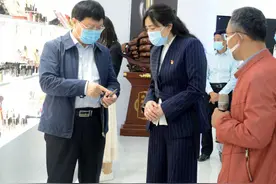河南省鹿邑县：梁建松的“化妆刷”扶贫图片