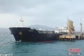 首艘伊朗油轮停靠委内瑞拉港口 将助其缓解油荒图片