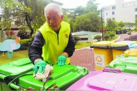 老人每天提前到岗把垃圾桶擦洗干净 受到许多居民点赞｜爱心厦门图片