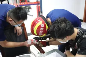 男子网购网红开瓶器戒指，不料戴上拿不下来图片