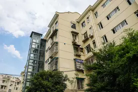 “加装电梯”连续三年写入政府工作报告，这项民生工程按下“快进键”图片
