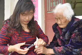 20年如一日，孙媳妇照顾奶奶获村民点赞图片