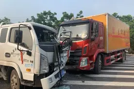 惊险！4.2吨民用炸药运输车路遇车祸，车上还有一名人员被困......图片
