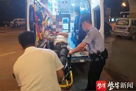 老人骑车上坡摔伤头部拒绝到医院，民警劝导就医图片