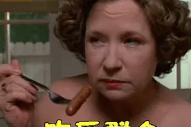 520约会！姑娘边和男友吃饭，边晒别人送的玫瑰！网友炸锅…图片