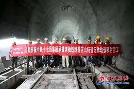 浦梅铁路莲花山隧道完成无砟轨道铺设图片