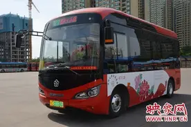 洛阳“迷你”公交“上岗”配有充电插口全车11个乘车位图片