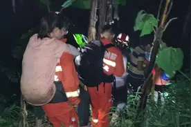暴雨天后爬山，1男4女地形不熟迷路被困视频封面