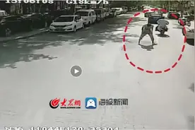 最温暖的“回礼”：青岛公交驾驶员停车礼让 行人90度鞠躬致谢图片
