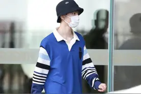 王俊凯穿应援色上衣返京 头戴渔夫帽造型清爽帅气图片