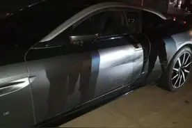 又是一次违法变道！这次撞到一辆阿斯顿马丁跑车图片