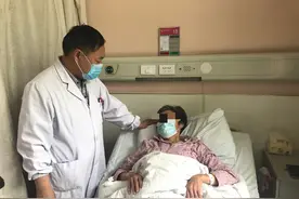 子宫切除多年怎还“身怀六甲”？六旬老太腹内“剖”出13斤巨大肿瘤图片