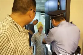 卫生间人脸识别门锁坏了，9岁女孩被困40分钟险晕倒图片