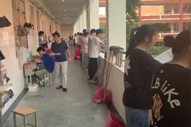 江西一中学高三学生早晚自习在过道读书，为冲刺高考改用老年手机视频封面