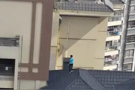 危险！广西一小区内，熊孩子在百米高屋顶上跑跳，无任何安全防护措施图片