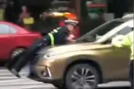 轿车暴力冲卡，顶交警行驶数十米视频封面
