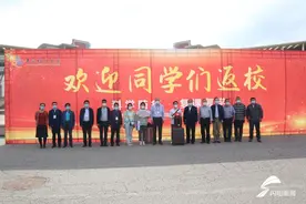校长进宿舍楼送餐！青岛科大迎来首批127名返校学生图片