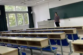 老师在无人教室给三百余名毕业生在线上最后一课，动情时不禁落泪图片