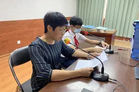 孩子拄着拐杖来上学，木棉湾学校：为爱学习的孩子点赞图片
