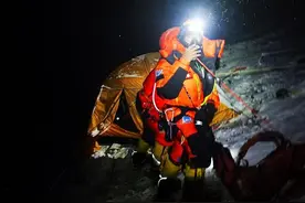 2020珠峰高程测量登山队8名队员从突击营地出发，向着顶峰挺进图片